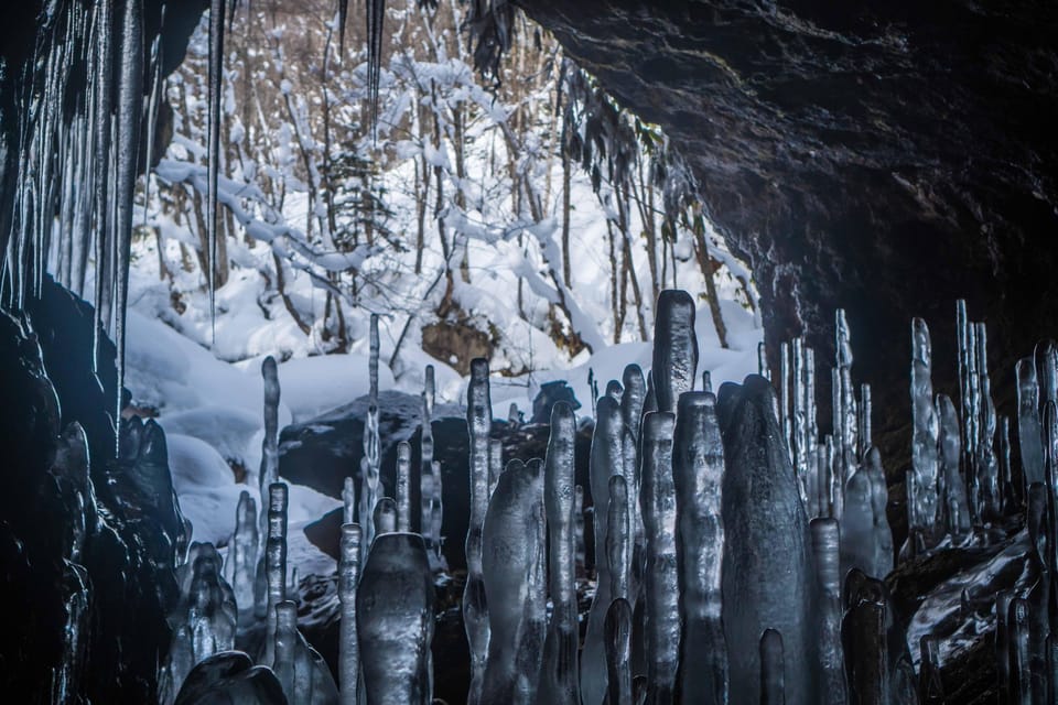 Bamboo Ice Cave: Snowshoe to see a natural phenomenon! - Snowshoeing through Noboribetsu’s winter woods