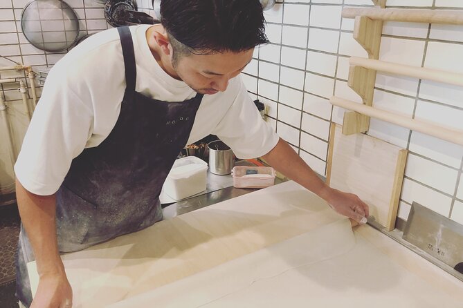Mondo's most popular plan! Experience making soba noodles and the king of Japanese cuisine, tempura, in Sapporo! - Turning buckwheat flour into noodles in Sapporo