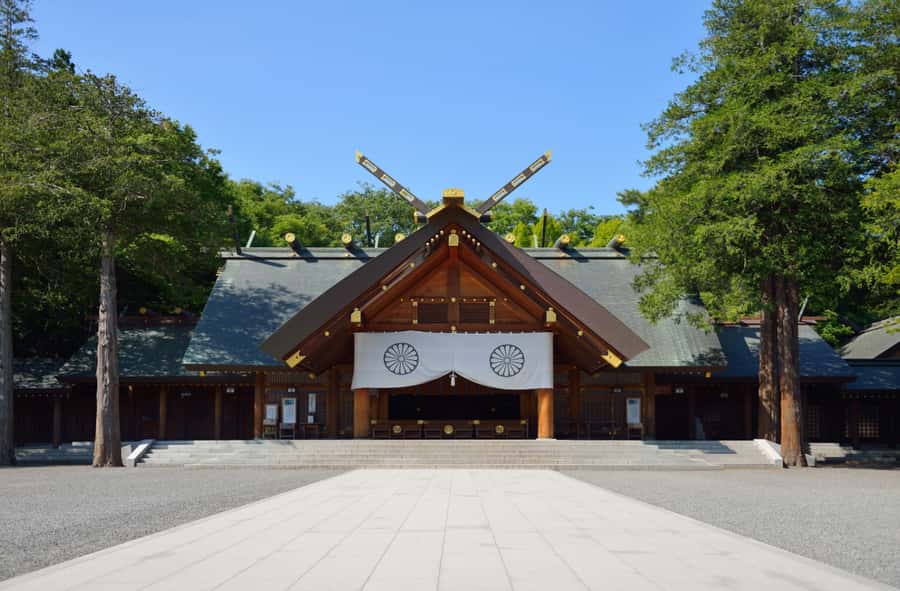 Sopporo: Hokkaido Shrine and Atama Daibutsu Full-Day Tour - Hokkaido Shrine in a forested city setting